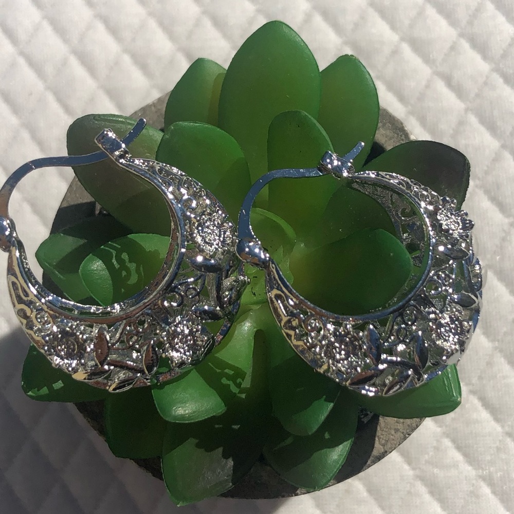 Beautiful classic vibe lightweight earrings 🖤